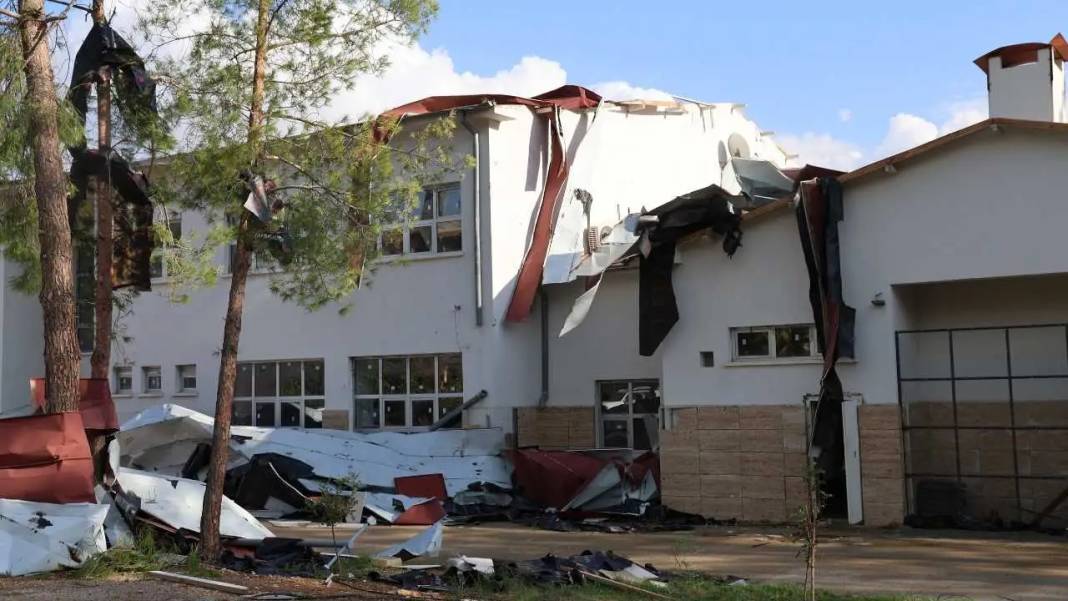 Adana’da Hortum Dehşeti: Çamlar Devrildi, Çatılar Uçtu! 7